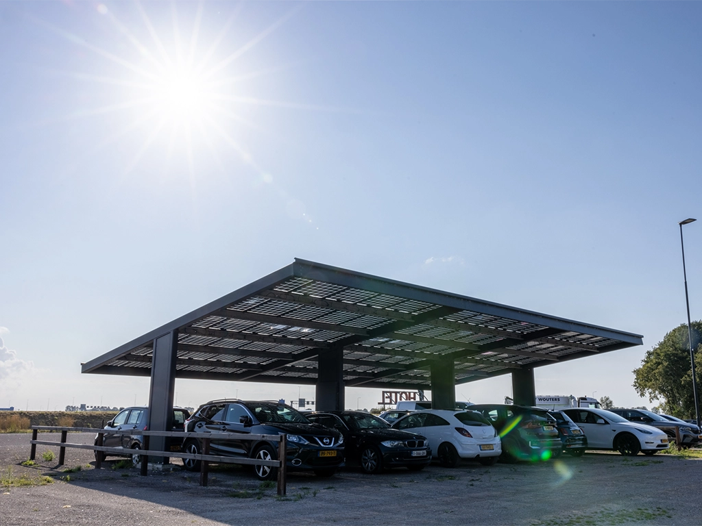 Carport met zonnepanelen bij van der Valk