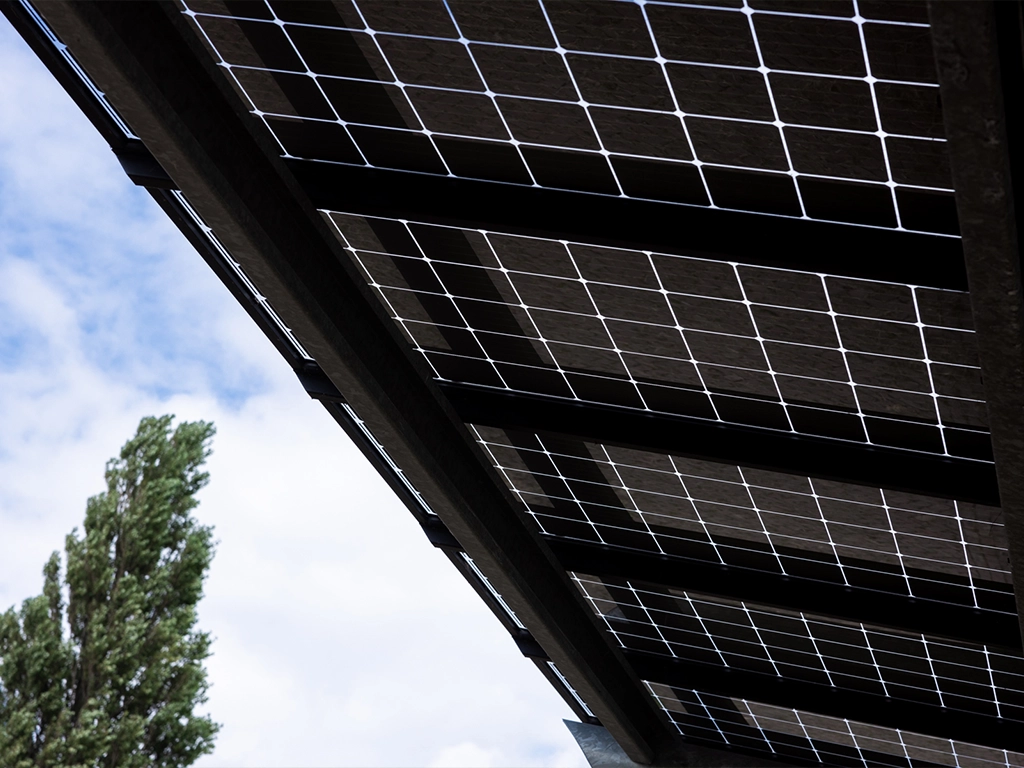 Carport met zonnepanelen detail