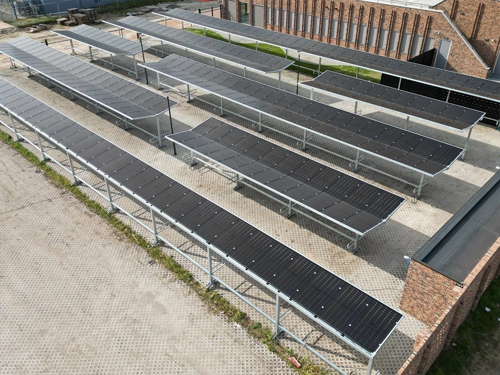 Fietsenstalling met zonnepanelen bij Kompaan